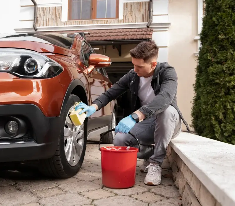 Lavage auto à domicile Pujols : professionnel intervenant sur un véhicule